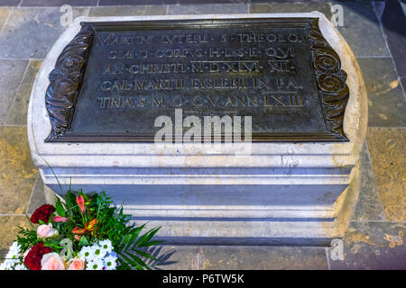 Martin Luther's Grave Allerheiligen Schloss Schlosskirche Schlosskirche Lutherstadt Wittenberg Deutschland. Wo Luther Posted 95 Diplomarbeit 1517 Protes starten Stockfoto