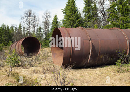 Zwei große alte rostiges Metall Zylinder im Wald links, Gol Norwegen. Runde Stockfoto