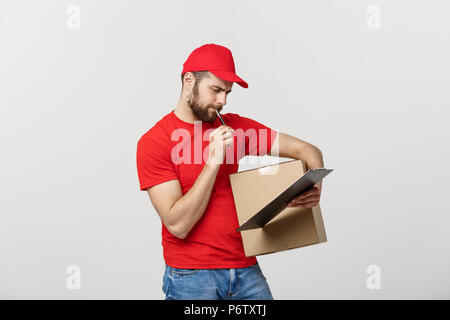 Mover Kerl denken Geste und hält Zwischenablage isoliert auf weißem Hintergrund mit textfreiraum text Stockfoto