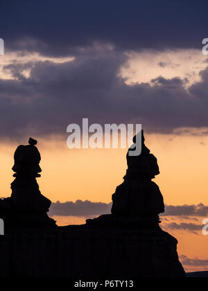 Sonnenaufgang hinter den Drei Schwestern, Goblin Valley State Park, Utah. Stockfoto