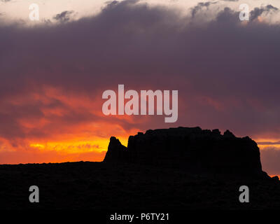 Sonnenaufgang hinter Molly's Castle, Goblin Valley State Park, Utah. Stockfoto