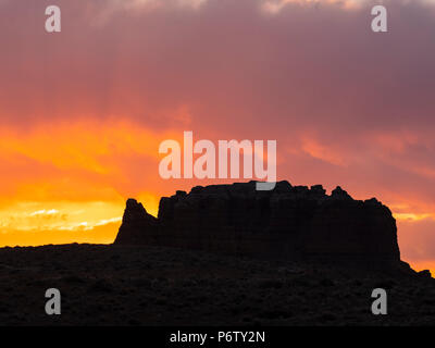 Sonnenaufgang hinter Molly's Castle, Goblin Valley State Park, Utah. Stockfoto