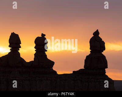 Sonnenaufgang hinter den Drei Schwestern, Goblin Valley State Park, Utah. Stockfoto