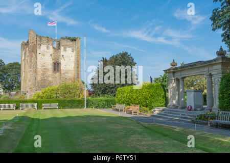 Der Schlosspark in Guildford, Surrey, UK an einem sonnigen Sommertag, mit dem Schloss halten, Bowling Green und War Memorial arch Stockfoto