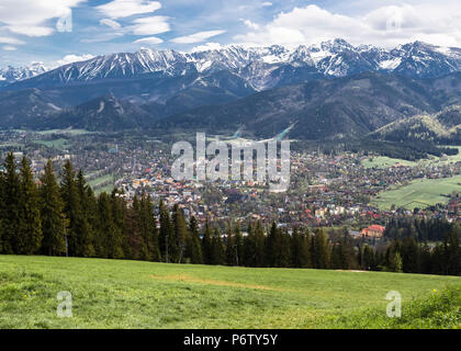 Blick über das Tal, die Westliche Tatra und Zakopane aus Gubalowka Berg. Polen Stockfoto