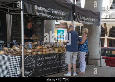 Markt verkaufen Stall handgefertigte braun Brot unter Tunsgate Arch an der High Street im Zentrum von Guildford, Surrey, Großbritannien Stockfoto