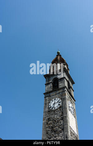 Clock Tower von Chiesa DAL PREVAT 2 dei Santi Pietro e Paolo in der Mitte Platz Ascona, Locarno, Schweiz isoliert mit blauer Himmel Stockfoto