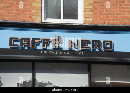 Die Außenseite des Caffe Nero Coffee Shop, der italienischen Coffee Company, mit Vorzeichen, Großbritannien Stockfoto