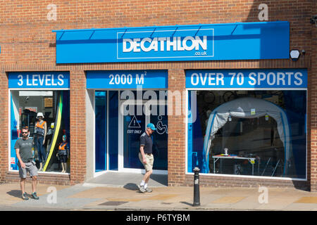 Die Außenseite des Decathlon Sport Shop mit Menschen vorbei gehen. Stockfoto