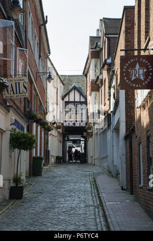 Der Engel Hotel Courtyard und engen, gepflasterten Straße an der High Street im Zentrum von Guildford, Surrey, Großbritannien Stockfoto