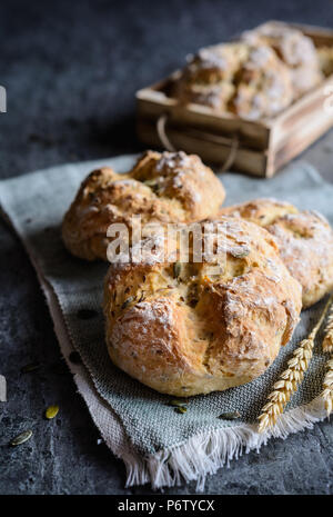 Herzhaften irischen Soda Brot mit Roquefortkäse, Kürbiskernen und Leinsamen Stockfoto