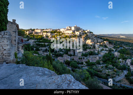 Abendlicht über mittelalterliche Dorf Gordes im Vaucluse, Provence, Frankreich Stockfoto