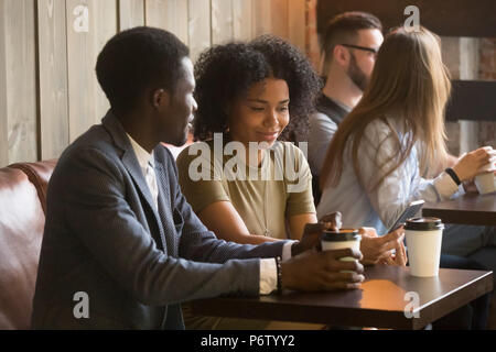 Multirassischen Leute genießen Kaffee während der Pausen im Café zu gehen Stockfoto