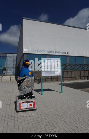 Pinguin Straße von Pamela Scott Teil von Maggies Penguin Parade Brechin Schottland Juli 2018 Stockfoto