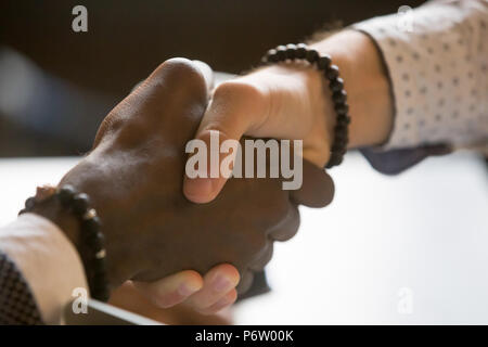 Multirassischen Menschen handshaking Begrüßung mit Leistung oder succ Stockfoto