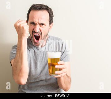 Ältere Menschen trinken Bier genervt und frustriert schrie mit Zorn, verrückt und schreien mit erhobener Hand, Wut Konzept Stockfoto