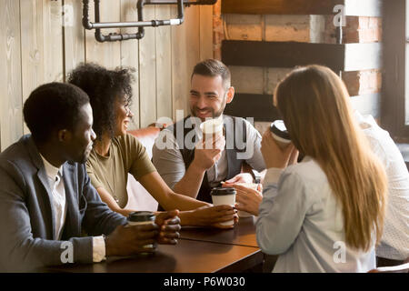 Lächelnd Freunde genießen die Zeit zusammen mit Kaffee im Cafe Stockfoto