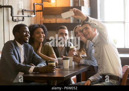 Multirassischen Freunde lächelnd, selfie im Cafe Stockfoto