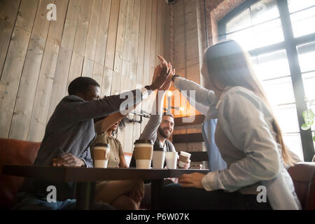 Gerne diverse Freunde, fünf im Cafe chillen Stockfoto