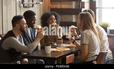 Lächelnd multirassischen Kollegen Mittagessen Ausgaben arbeit Brea Stockfoto