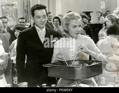 Schauspieler James Shigeta und Carroll Baker im Film Brücke zur Sonne, 1961 Stockfoto