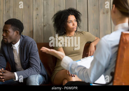 Afrikanische amerikanische Frau und Mann durch Psychologie behandeln Stockfoto