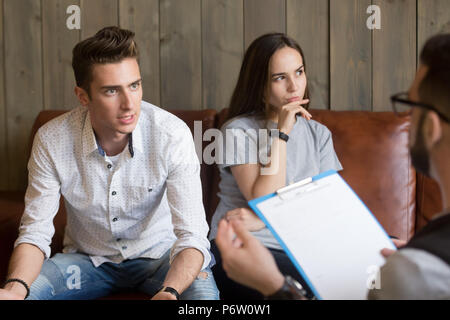 Mad Mann diskutieren Familie Probleme mit dem Psychologen während Stockfoto