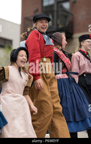 Holland, Michigan, USA - 12. Mai 2018 eine Gruppe von jungen niederländischen Frauen tragen traditionelle Kleidung einen traditionellen Tanz an der Muziek Parade durchführen, duri Stockfoto