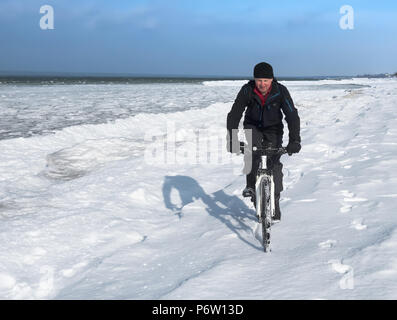 Fahren mit dem Rad im Schnee, der Radfahrer Fahrten im Winter Stockfoto