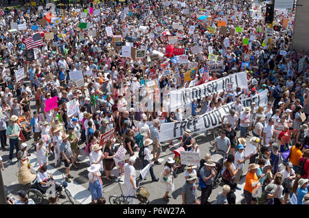 Minneapolis, MN, USA: 30. JUNI 2018: Demonstranten März auf den Straßen, um die nationalen Rallye Familien gehören zusammen in der Innenstadt von Minneapolis zu unterstützen. Stockfoto