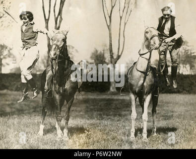 Unbekannter Mann und Frau hinunter springen von der Pferde, USA 1930 Stockfoto