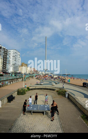 Islamische Männer spielen Tischtennis auf brigton Strand, englische Küstenstadt Brighton & Hove, East Sussex, England, Großbritannien Stockfoto