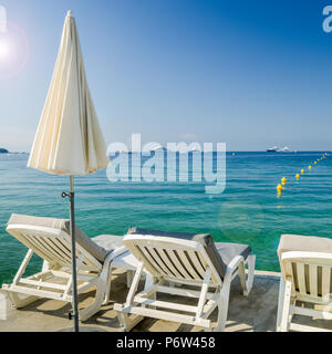 Reihen von leeren Strand Lounges in Juan-les-Pins, Frankreich Stockfoto