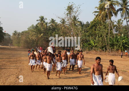 Parayeduppu in Verbindung mit machad mamangam, wo ilayad, Vertreter der Göttin bhagavathi auf den Schultern von edupanmar, Devotees visits zu segnen. Stockfoto