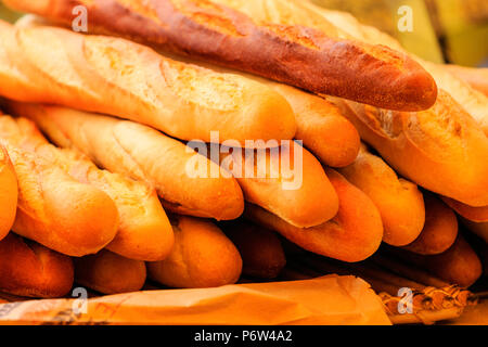 Französisches Brot, Französisch Sticks, Baquettes, frisch gebackene, gestapelte zwei bis drei hoch. Stockfoto