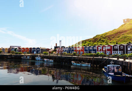 Typische bunte Häuser im Waterfront auf Helgoland Stockfoto