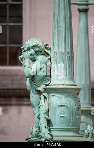 Das Alter der Telefon ist da! Eine Bronzeskulptur von William Silber Frith im Vorhof von zwei Tempel Palace Stockfoto