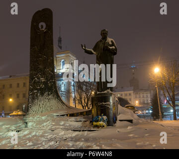 Lemberg, Ukraine - November 13, 2016: Taras Schewtschenko Denkmal. Schöne Nacht winter Stadtbild im Zentrum der Stadt Lemberg. Stockfoto