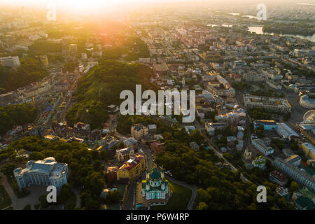 Antenne Panoramablick auf den Andrejewski Abstieg bei Sonnenuntergang mit der St. Andrew's Church und smaragdgrünen Hügel Stockfoto
