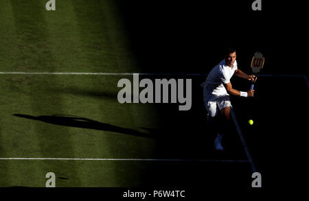 Grigor Dimitrov im Einsatz gegen Stan Wawrinka am ersten Tag der Wimbledon Championships im All England Lawn Tennis und Croquet Club, Wimbledon. Stockfoto