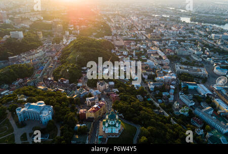 Antenne Panoramablick auf den Andrejewski Abstieg bei Sonnenuntergang mit der St. Andrew's Church und smaragdgrünen Hügel Stockfoto