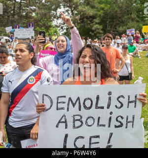 Detroit, Michigan - Demonstranten gegen die Politik der Trumpf Administration der Trennung von Kindern von ihren Eltern an der US-mexikanischen Grenze. Die Stockfoto