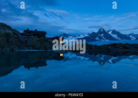 Mont Blanc-Massivs spiegelt sich in Lac Blanc, Graian Alpen, Frankreich Stockfoto
