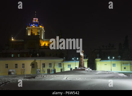 Lemberg, Ukraine - November 13, 2016: St. George Kathedrale und Andrey Sheptytsky Denkmal. Schöne Nacht winter Stadtbild im Zentrum der Stadt Lemberg. Stockfoto