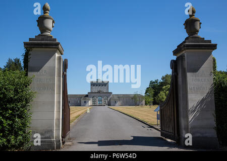 Englefield Green, Großbritannien. 2. Juli 2018. Die runnymede Luftwaffen Denkmal, von Sir Edward Maufe in Portland Stein, erinnert an die Männer und Frau Stockfoto