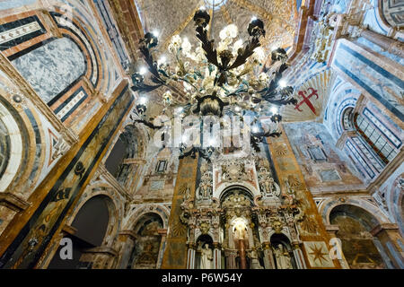 Santiago de Compostela, Spanien - 14. MAI 2016: Kathedrale Kirche innen innen Decke anzeigen. Gebäude im 12-18 Jahrhundert. Stockfoto