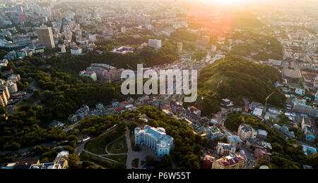Antenne Panoramablick auf den Andrejewski Abstieg bei Sonnenuntergang mit der St. Andrew's Church und smaragdgrünen Hügel. Blick auf theVozdvizhensky Viertel, Andrew's d Stockfoto