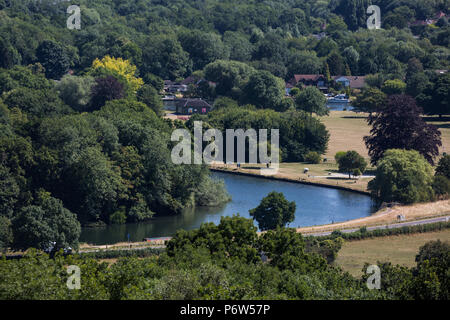 Englefield Green, Großbritannien. 2. Juli 2018. Ein Blick auf die Themse von der Runnymede Luftwaffen Denkmal, entworfen von Sir Edward Maufe, die commemora Stockfoto