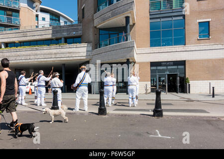 Morris Tänzerinnen auf Poole Quay, Folk auf dem Kai, Samstag, 30. Juni 2018, Poole, Dorset, Großbritannien Stockfoto