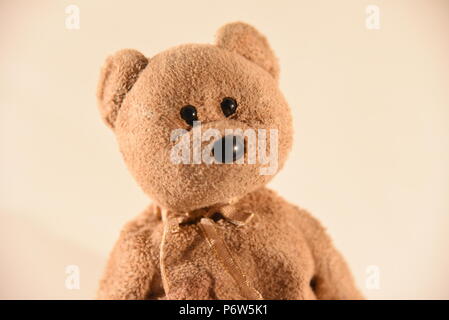 Ein niedliches, cuddl, y brauner Teddybär. Stockfoto